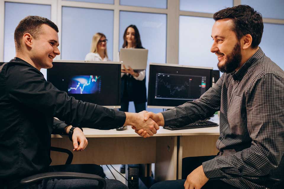 workers-it-company-working-computer Atendimento humanizado