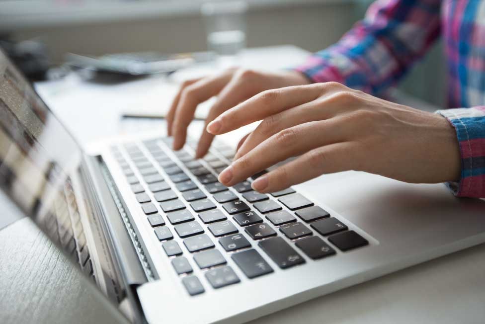 técnico de ti digitando Atendimento humanizado